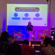 Mujer presentanto una charla