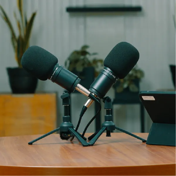 Set de grabacion de podcast con microfonos
