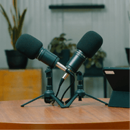 Set de grabacion de podcast con microfonos