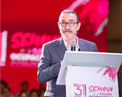 Hombre en el podio de la semana de la salud ocupasional
