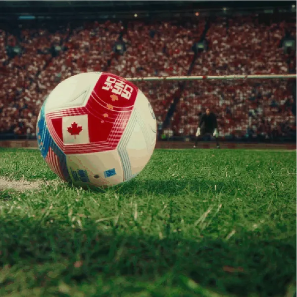 Balon sobre cesped para campaña públicitaria hecha por Dreamerz Club