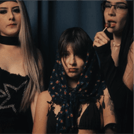 3 mujeres jovenes posando para un video musical