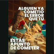 Mujer jugando jenga con la frase "alguien ya cometió el error que tu estás a punto de cometer" para campaña públicitaria hecha por Dreamerz Club
