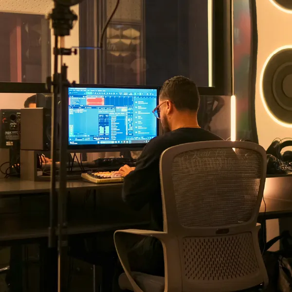 Hombre realizando una produccion musical