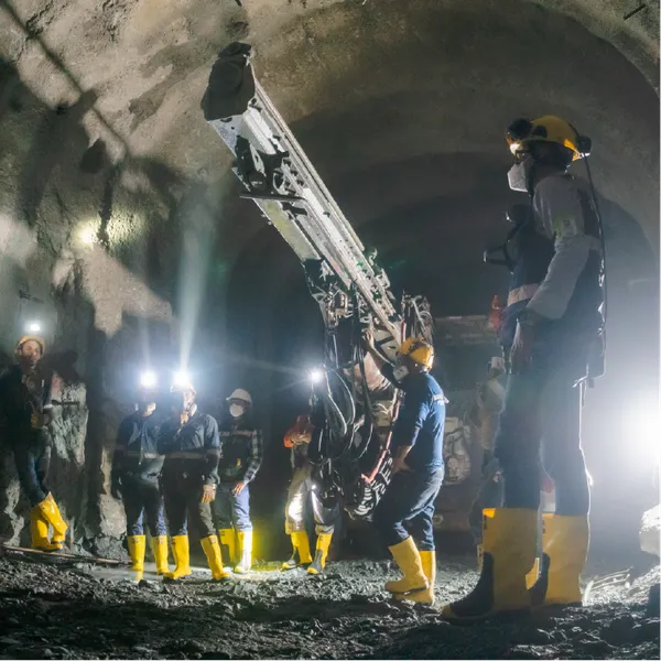Grabacion de trabajadores en un tunel
