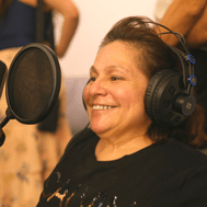 Mujer sonriente con audifonos y microfono