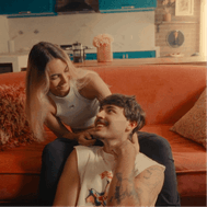Pareja de hombre y mujera en un sofa mirandonse mutuamente