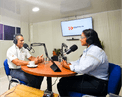 Imagen del set del podcast todos bajo el mismo casco, con dos personas conversando