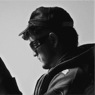 Artista masculino con gorra y gafas en blanco y negro