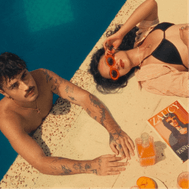 Pareja de hombre y mujer en traje de baño en una piscina