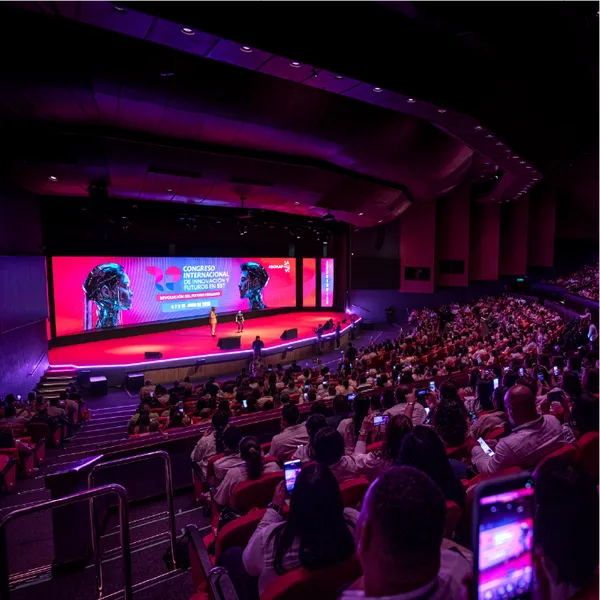Registro fotografio de la tarima de un evento y su publico