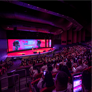 Registro fotografio de la tarima de un evento y su publico