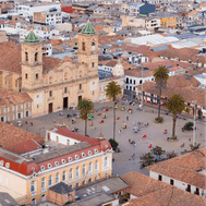 Fotografia area de la iglesia de una plaza