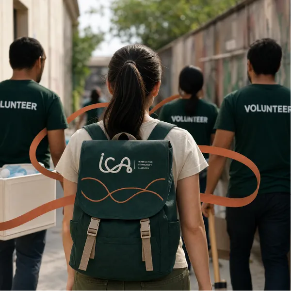 Personas caminando vestidos con elementos marcados con branding corporativo