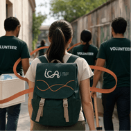 Personas caminando vestidos con elementos marcados con branding corporativo