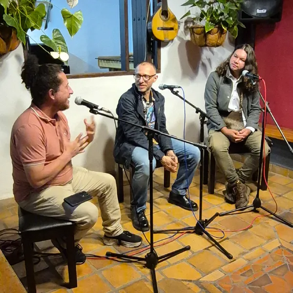 personas en un conversatorio