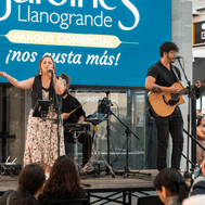 Artistas sobre una tarima