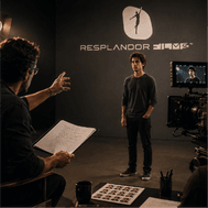 Director dando guia a actor en casting