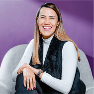 Retrato corporativo de una mujer sentada y sonriente