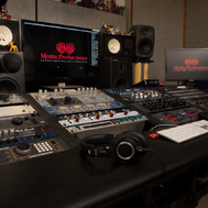 Imagen de estudio de grabación de audio de Merlín Producciones