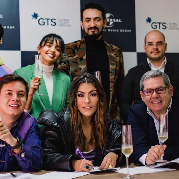 Grupo de personas en una consultoria legal por lumen