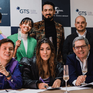 Grupo de personas en una consultoria legal por lumen