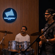 baterista y guitarrista en un estudio de grabacion