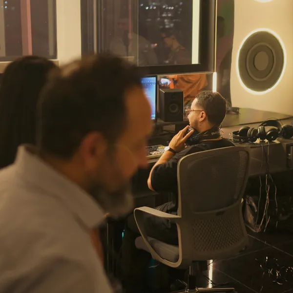 Personas en un estudio de grabacion