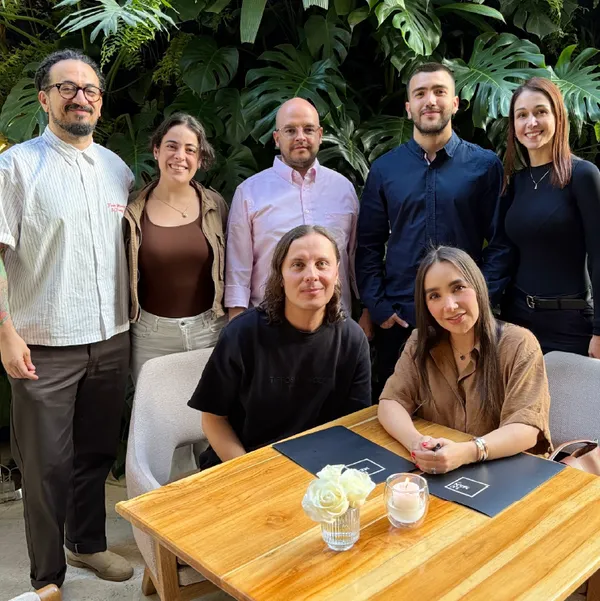 grupo de personas asistentes a una revision de contratos con el equipo de lumen