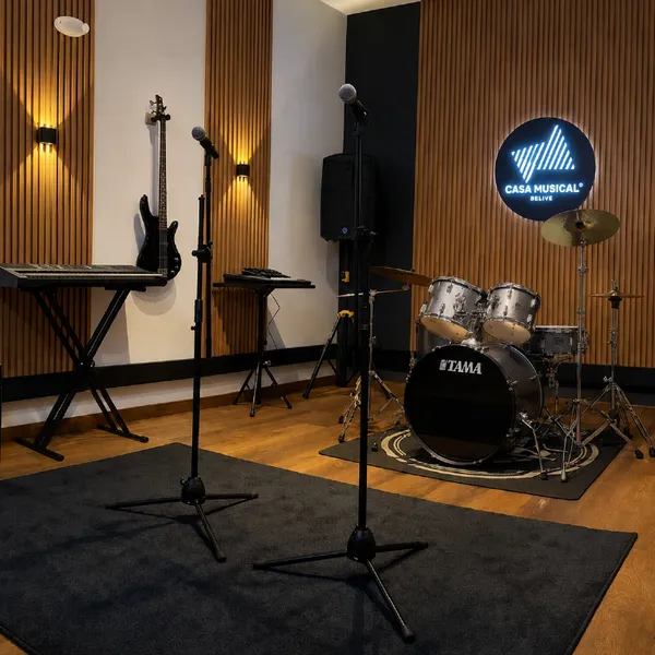 Espacios acondicionado con instrumentos musicales
