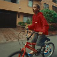 Niño montando bicicleta