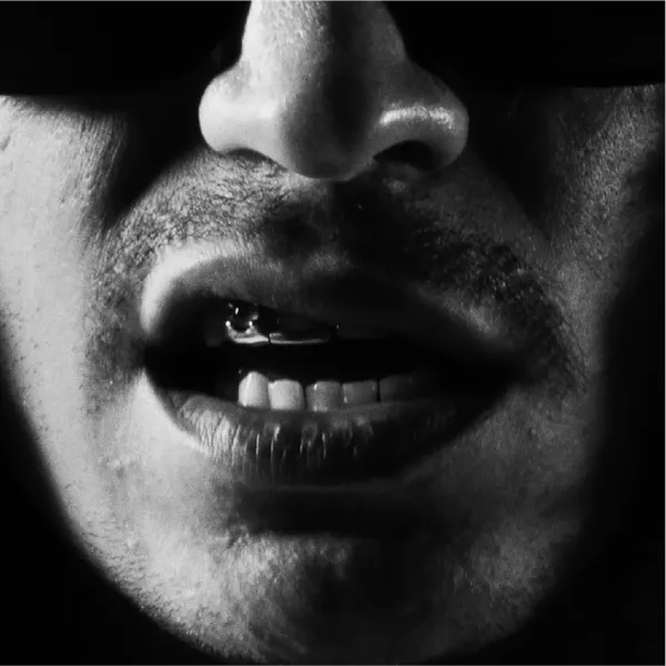Foto de artista masculino en blanco y negro enfocada en su boca