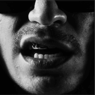 Foto de artista masculino en blanco y negro enfocada en su boca