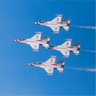 Foto corporativa de unos aviones jet alineados en el aire