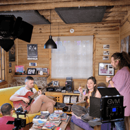 Set de grabacion con guitarrista, cantante femenina y camaras