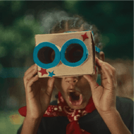 Niño con binoculares de carton